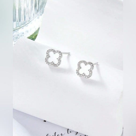 S925Stamped Silver Clover Design Earrings NWT - Picture 3 of 6